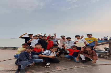 ভ্রমণই সুস্থ বিনোদনের অন্যতম একটি মাধ্যম (পদ্মাপাড়)