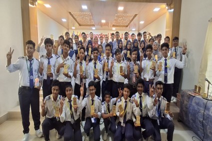 শিক্ষার্থীদের ক্রেস্ট বিতরণ